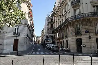 Au croisement avec la rue Lord-Byron.