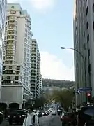 Vue de la rue Sherbrooke, vers le mont Royal