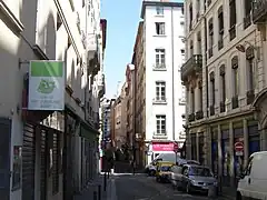 L’extrémité ouest de la rue, de jour.