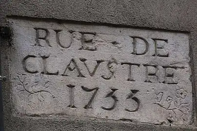 Pierre de rue du XVIIIe&nbsp;siècle portant le nom de « RUE DE CLAVSTRE », située au no&nbsp;63.