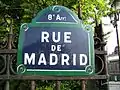 Plaque de rue de la rue de Madrid.