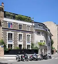 No&nbsp;32, au croisement avec la rue de Varize.