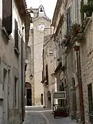 Rue de Vic-la-Gardiole avec vue sur l'église Sainte-Léocadie, du XIIe&nbsp;siècle.
