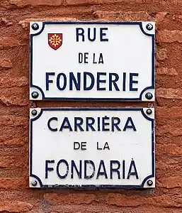 Plaques de rue en français et en occitan.