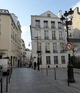 Rue de la Lune - angle de la rue Notre-Dame de Bonne Nouvelle. Maison XVIIe siècle.