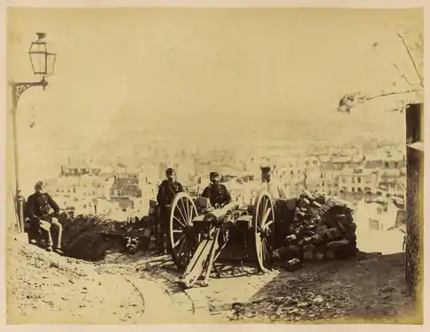 Barricade défendue par un canon en 1871, à l'angle de l'ancienne rue des Rosiers (aujourd'hui rue du Chevalier-de-la-Barre) et de la rue de la Bonne.