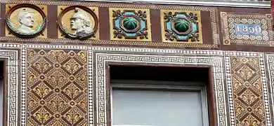 Céramiques sur la façade du no&nbsp;42