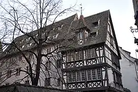 Au no&nbsp;4, la maison déplacée depuis la rue d'Or (auj. Musée de l'Œuvre Notre-Dame)..