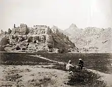 Photo de 1881 montrant les ruines de la citadelle de Kandahar, qui fut aussi la&nbsp;citadelle de Shah Hussain Hotaki qui a été détruite par les forces&nbsp;afcharides&nbsp;de Nâdir Châh en 1738.