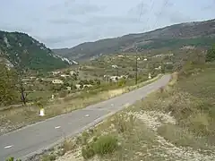 Au fond le hameau de Ruissas.