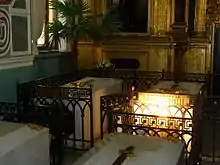 Tombeaux de Paul Ier de Russie (à gauche) et de Sophie-Dorothée de Wurtemberg (à droite)