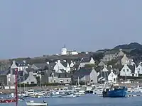 Le sémaphore avec au 1er&nbsp;plan, le port de Ploumanac'h