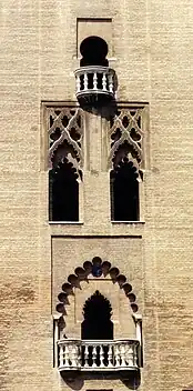 Giralda : Grand arc polylobé brisé et arcs recti-curvilignes.