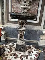 L'un des bénitiers dans l'église, tout en différents marbres polychromes.