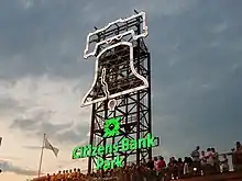 Tour métallique supportant un contour illuminé de la Liberty Bell et les mots «&nbsp;Citizens Bank Park.