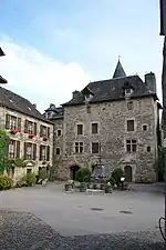 Côté nord, place de l'Olm.