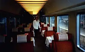 Intérieur d'une A8tu avec service des repas à la place.