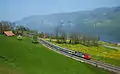Longeant le lac de Zoug, le Voralpen-Express approche de la gare d'Arth-Goldau