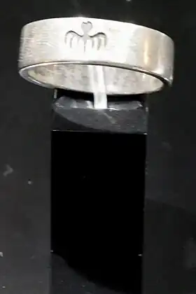 Bague du SPECTRE portant son emblème, la pieuvre