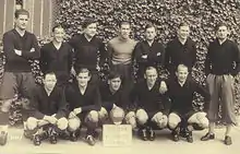 Photographie d'époque, de douze hommes en tenue de sport, entourant un ballon