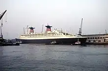 Un long paquebot amarré dans un port.