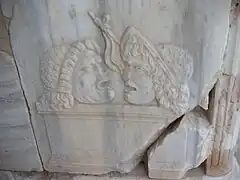 Théâtre de Sabratha, décoration du fond de l'orchestra