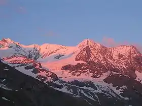 Dôme de la Sache, face Nord. À droite, le dôme des Platières