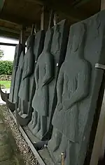 Gisants de pierre médiévaux exposés sur des chevalets.