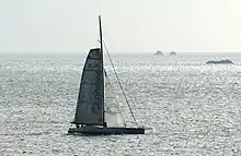 un voilier à contre-jour