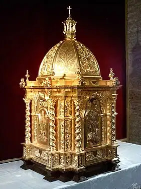 Tabernacle baroque de l'église Santa Marina à Séville, en Andalousie.