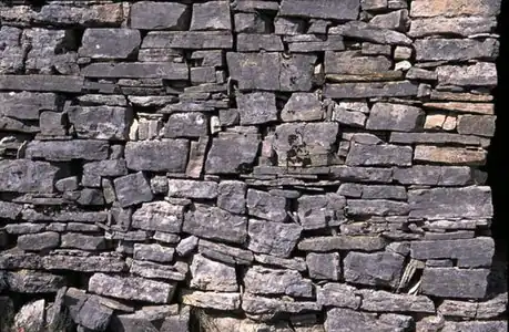 Pierre sèche en plaquettes brutes à Saignon, Vaucluse (France).