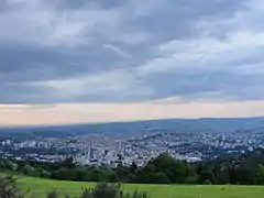 Agglomération stéphanoise en fin de printemps, à la tombée du jour.Vue sud-nord depuis l'émetteur de la Croix de Guizay, sur le chemin de l'Antenne.