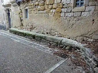Banc des pèlerins situé près la porte fortifiée nord.