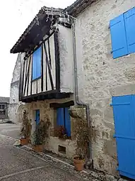 Maison à colombages et à encorbellement.