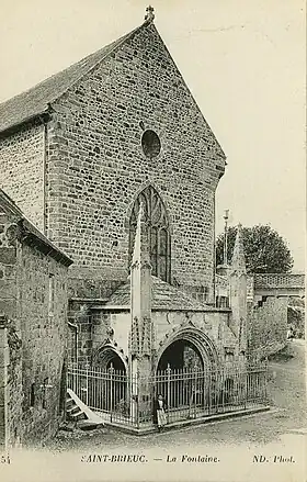 Vue arrière de la chapelle, avec la fontaine.
