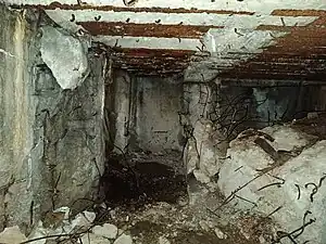 Photo de l'intérieur d'une casemate endomagée.