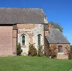 Le chœur en partie en pierre calcaire.