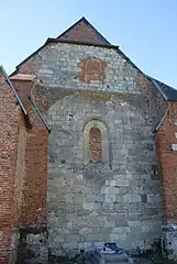 Trace de la baie de la salle de refuge.