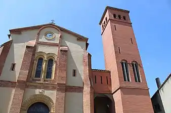 Le clocher excentré bâti en brique foraine.