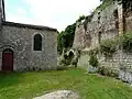 À droite de l'église, les ruines de l'ancien couvent.