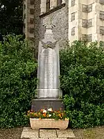 monument aux morts surmonté d'une croix de guerre