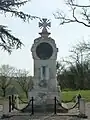 Le monument aux morts près de l'église (avr.&nbsp;2010)