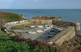Un petit port à marée basse, les bateaux échoués sur le sable.