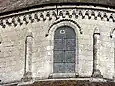 Rond-point de l'abside, fenêtre haute, contrefort-colonnes et corniche.
