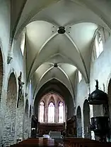 Les voûtes de la nef centrale avec la chaire à prêcher du XVIIIe siècle