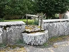 Puits à côté de l'église.