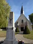 Entrée de l'église et monument aux morts.