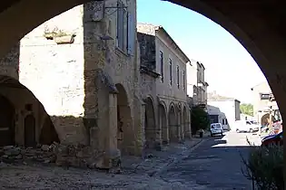 Côté nord de la place (sept.&nbsp;2011)44°&nbsp;33′&nbsp;53,8″&nbsp;N, 0°&nbsp;13′&nbsp;30,6″&nbsp;O