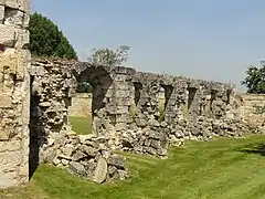 Vestige de l'aile oust.