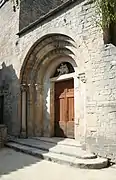 Portail méridional (XIIe&nbsp;siècle), donnant sur le porche, base de l'ancien clocher.